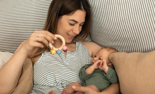 Mon bébé ne veut dormir que sur moi et veut être allaité en permanence