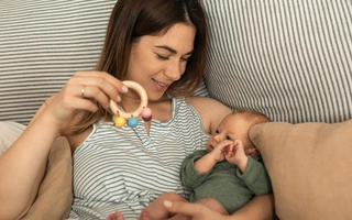 Mon bébé ne veut dormir que sur moi et veut être allaité en permanence