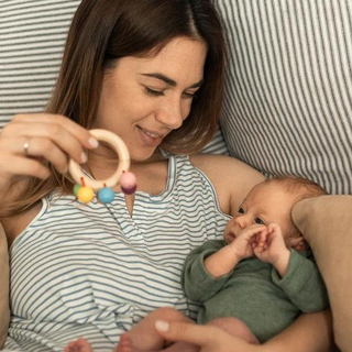 Mon bébé ne veut dormir que sur moi et veut être allaité en permanence